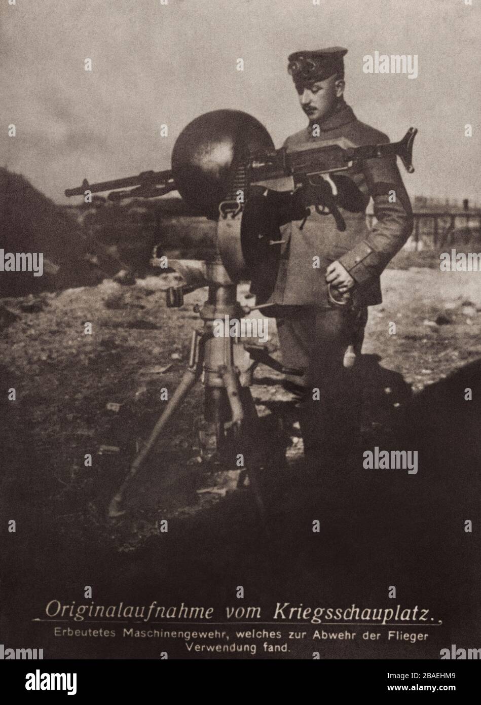 Altes Bild aus dem ersten Weltkrieg nahm Maschinengewehr auf, mit dem die Flieger verteidigt wurden Stockfoto