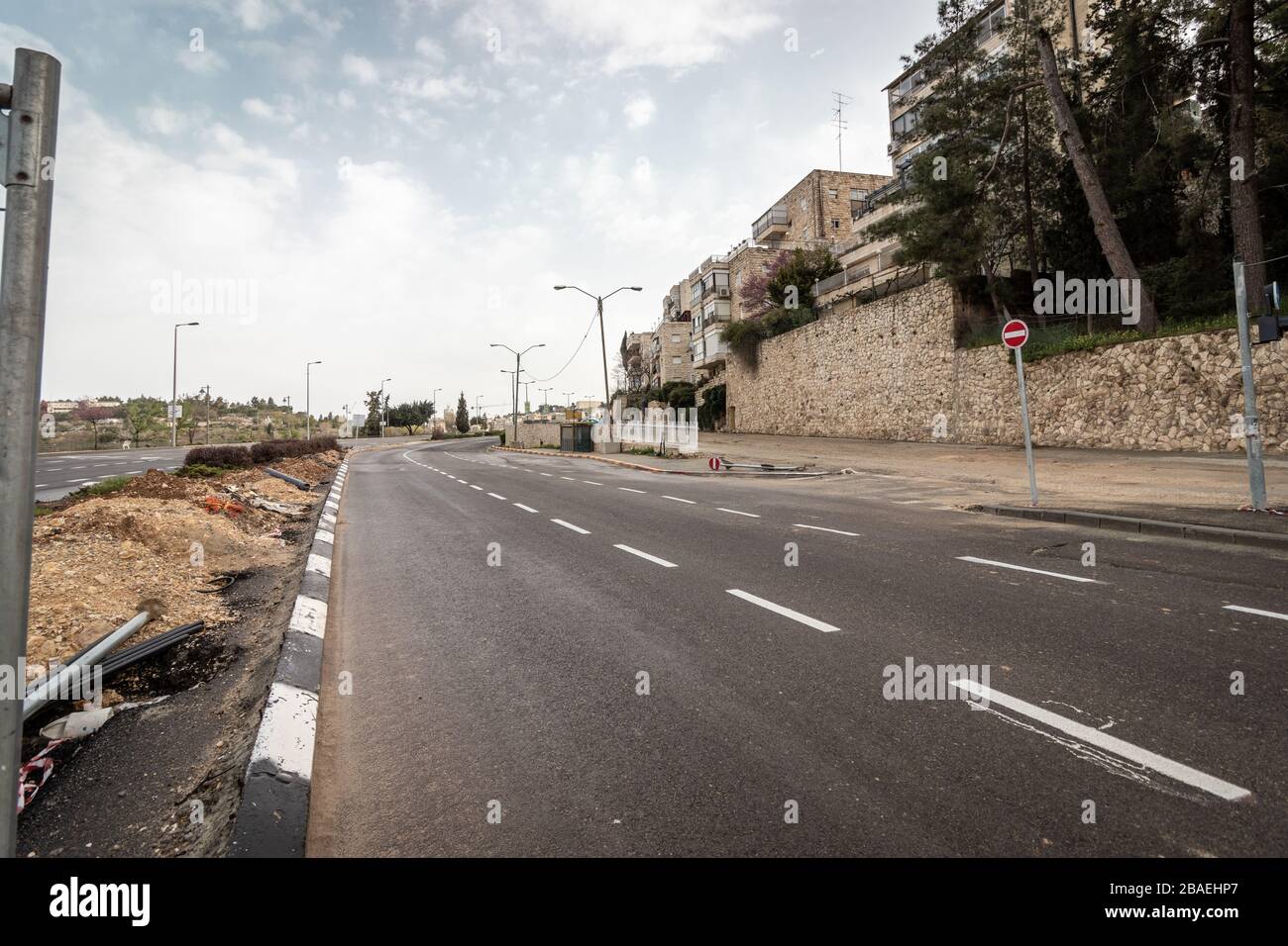 Jerusalem, Israel - Ha-Rav-Herzog-Straße - 27 03 2020: Leere Straßen während Corona-Virus Quarantäne EINEN Blick auf die Hauptstraße Stockfoto