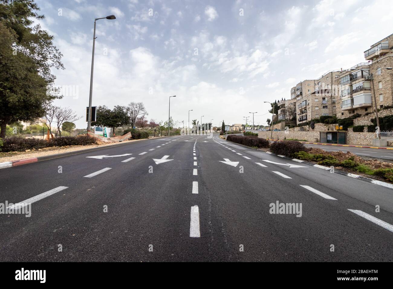 Jerusalem, Israel - Ha-Rav-Herzog-Straße - 27 03 2020: Leere Straßen während Corona-Virus Quarantäne EINEN Blick auf die Hauptstraße Stockfoto