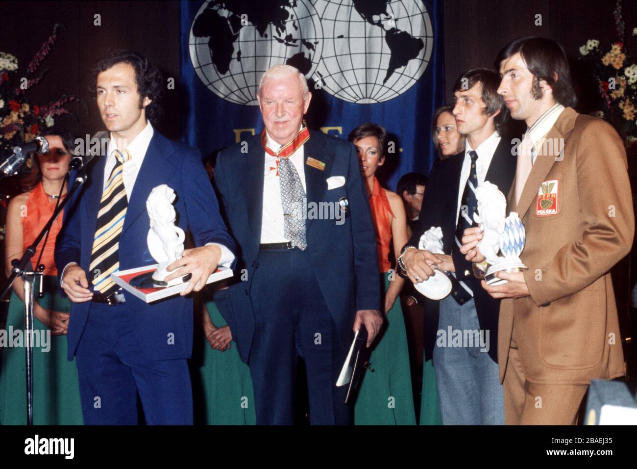 Westdeutschland-Kapitän Franz Beckenbauer (l) hält nach den Vorträgen beim Siegesbankett im Hilton Hotel in München eine Rede, die von FIFA-Präsident Sir Stanley Rous (zweites l), Hollands Johan Cruyff (zweites r) und Polens Kazimierz Deyna (r) verfolgt wird. Stockfoto