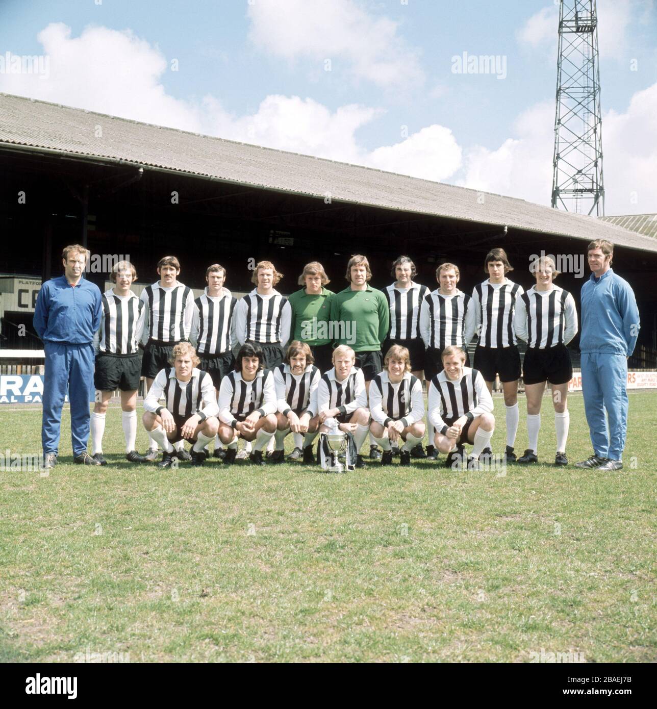 Grimsby Town, Fourth Division Champions 1971-72: (Back Row, l-r) Trainer Jim Clunie, Alan Woodward, Graham Rathbone, Matt Tees, Stewart Gray, Ian Turner, Harry Wainman, Lew Chatterley, Alan Campbell, Mike Czuczman, Clive Wigginton, Manager Lawrie McMenemy; (Front-Row, l-Stuart), Dave Boyden, Dave Worthemann, Dave Lewing Stockfoto