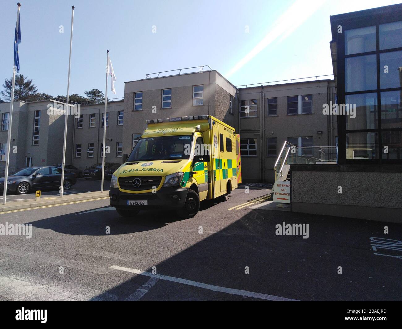 National Ambulance Service Mercedes Benz Sprinter Emergency Ambulance Paramedic Unit, Bantry General Hospital, Bantry, West Cork, Irland Stockfoto