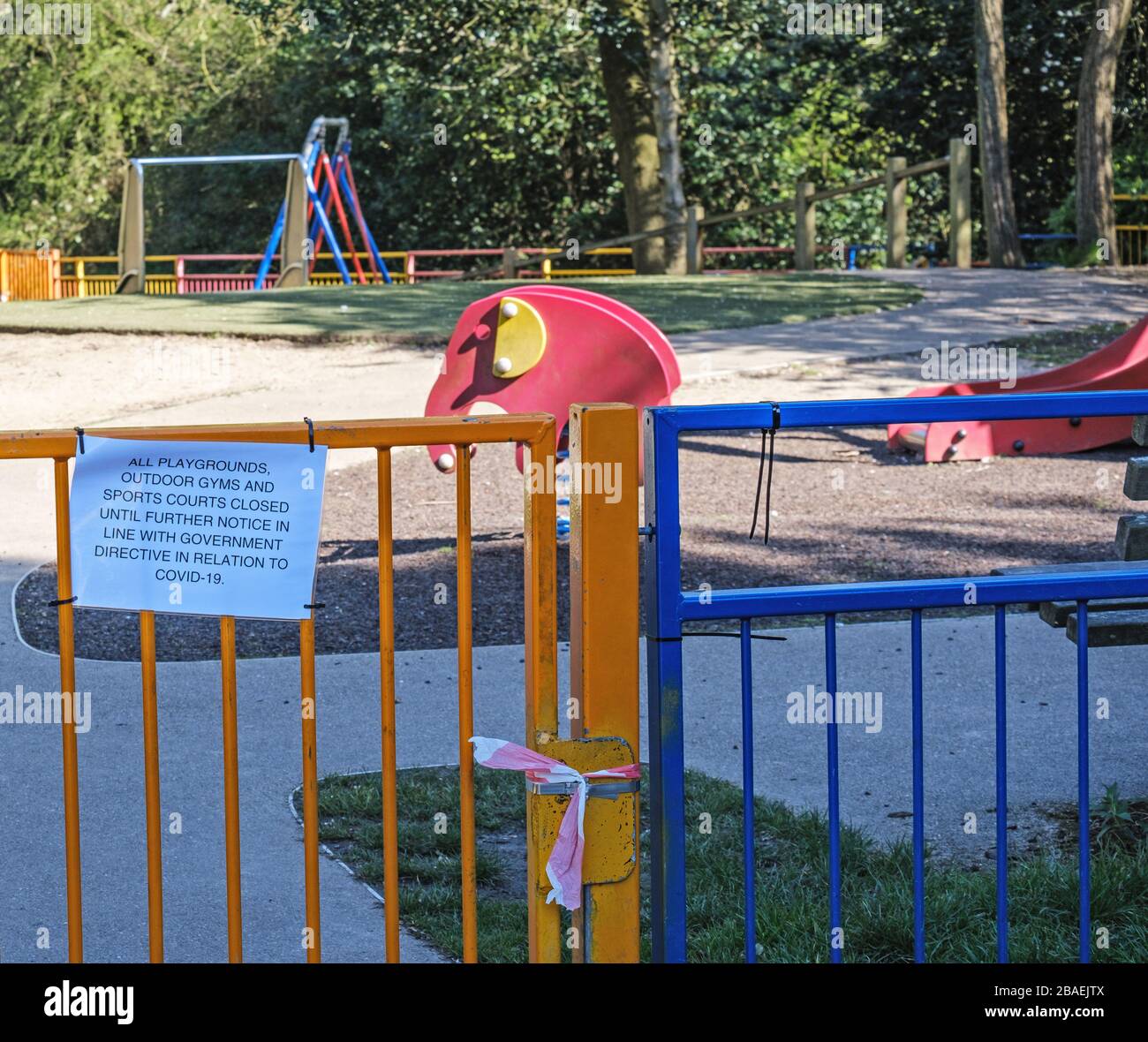 Hinweis zur Schließung des Spielplatztores, das geschlossen ist, da die soziale Distanzierung während der Coronavirus Covid19-Pandemie, Pinner Memorial Park, NW London, Großbritannien, in Kraft tritt Stockfoto