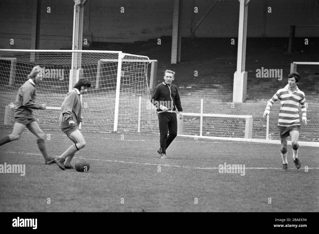 Swansea City Manager Roy Bentley (c) beobachtet seine Spieler (l-r) Alan Williams, Glen Davies und Alan Sullivan während einer Trainingseinheit auf dem Spielfeld bei Vetch Field. Stockfoto