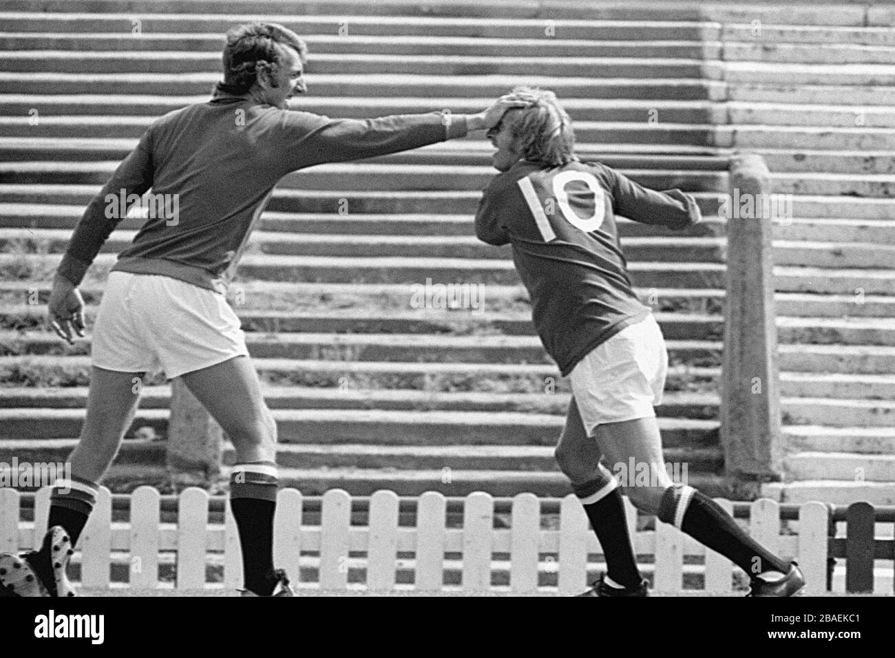 Denis Law (r) von Manchester United kämpft mit Torhüter Alex Stepney (l) während eines Fotocall. Stockfoto