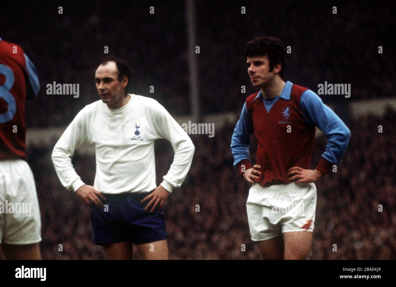 l-r Alan Gilzean (Tottenham) und Charlie Aitken (Aston Villa) Stockfoto