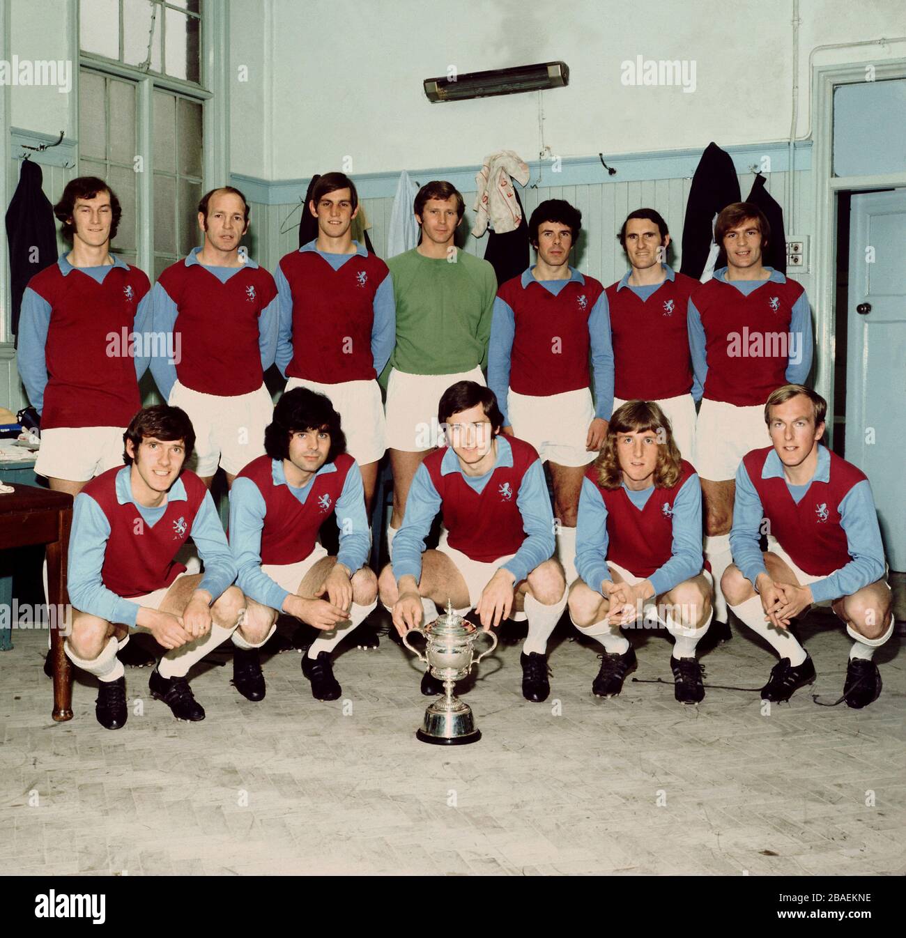 l-r (Back Row) Fred Turnbull, Andy Lochead, Chris Nicholl, Jim Cumbes, Charlie Aitken, Geoff Vowden, Ian Ross. l-r (vordere Reihe) Michael Wright, Willie Anderson, Bruce Rioch, Ian Hamilton, Ray Graydon. Meister Aston Villa mit der Trophäe Stockfoto