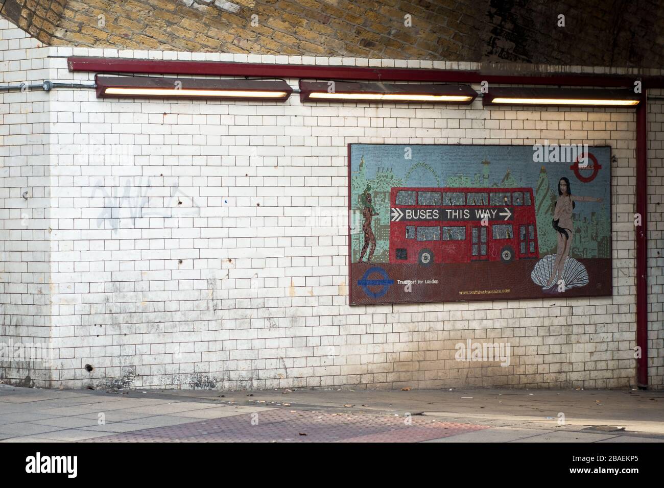 London, Großbritannien - 29. Januar 2015: Ein Mosaik, das ein Londoner Verkehrsplaster darstellt, das Reisende zu nahe gelegenen Bushaltestellen auf der Southbank-Seite führt Stockfoto