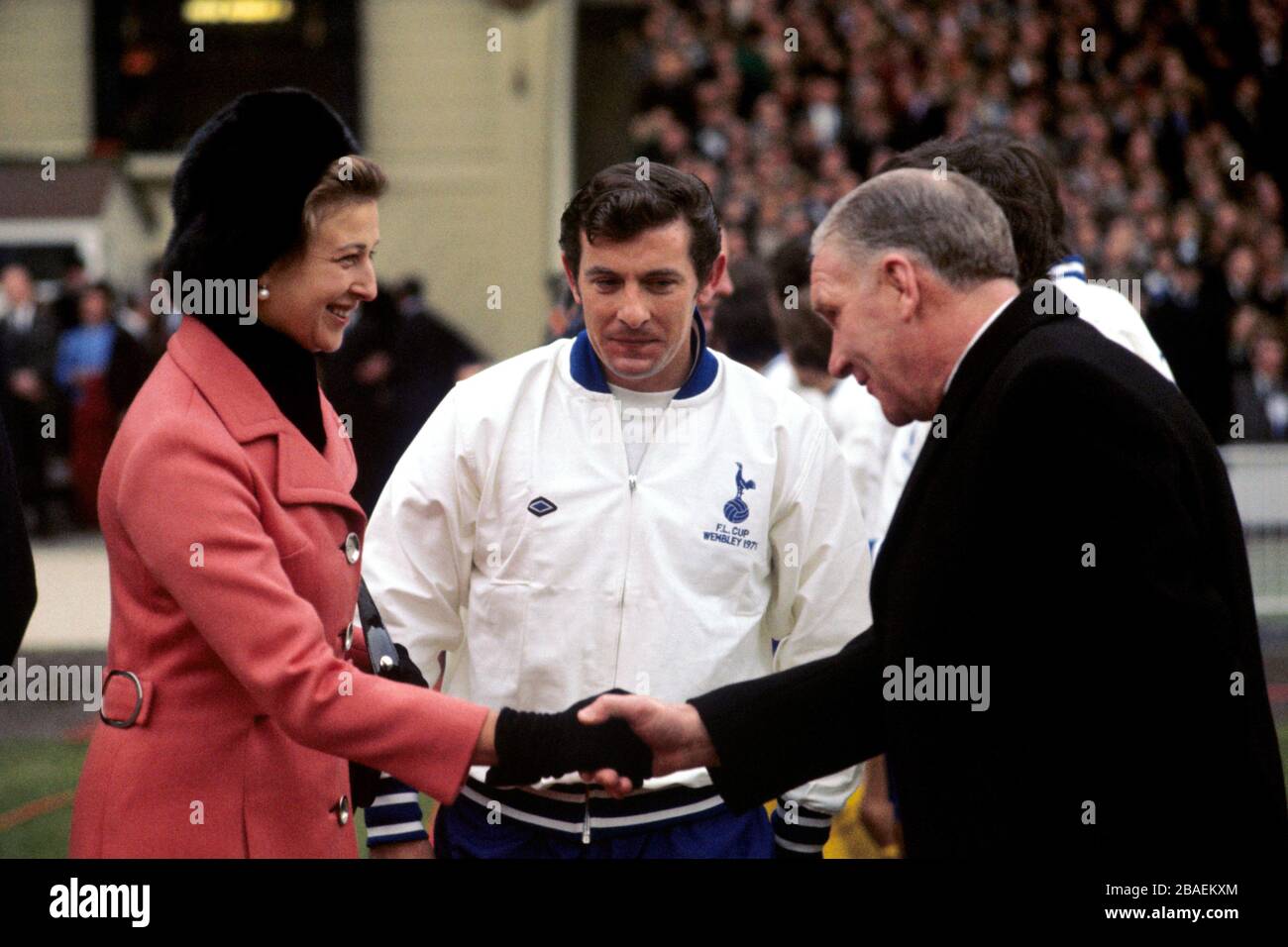 Tottenham Hotspur Kapitän Alan Mullery (c) stellt Prinzessin Michael von Kent (l) vor Manager Bill Nicholson (r) Stockfoto