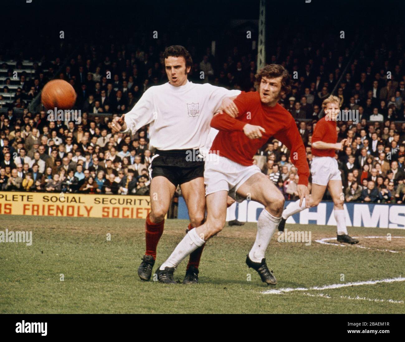 Steve Earle, Fulham (l) und John Bird, Preston North End (r) kämpfen um den Ball. Graham Hawkins von Preston North End ist ebenfalls abgebildet (ganz rechts) Stockfoto