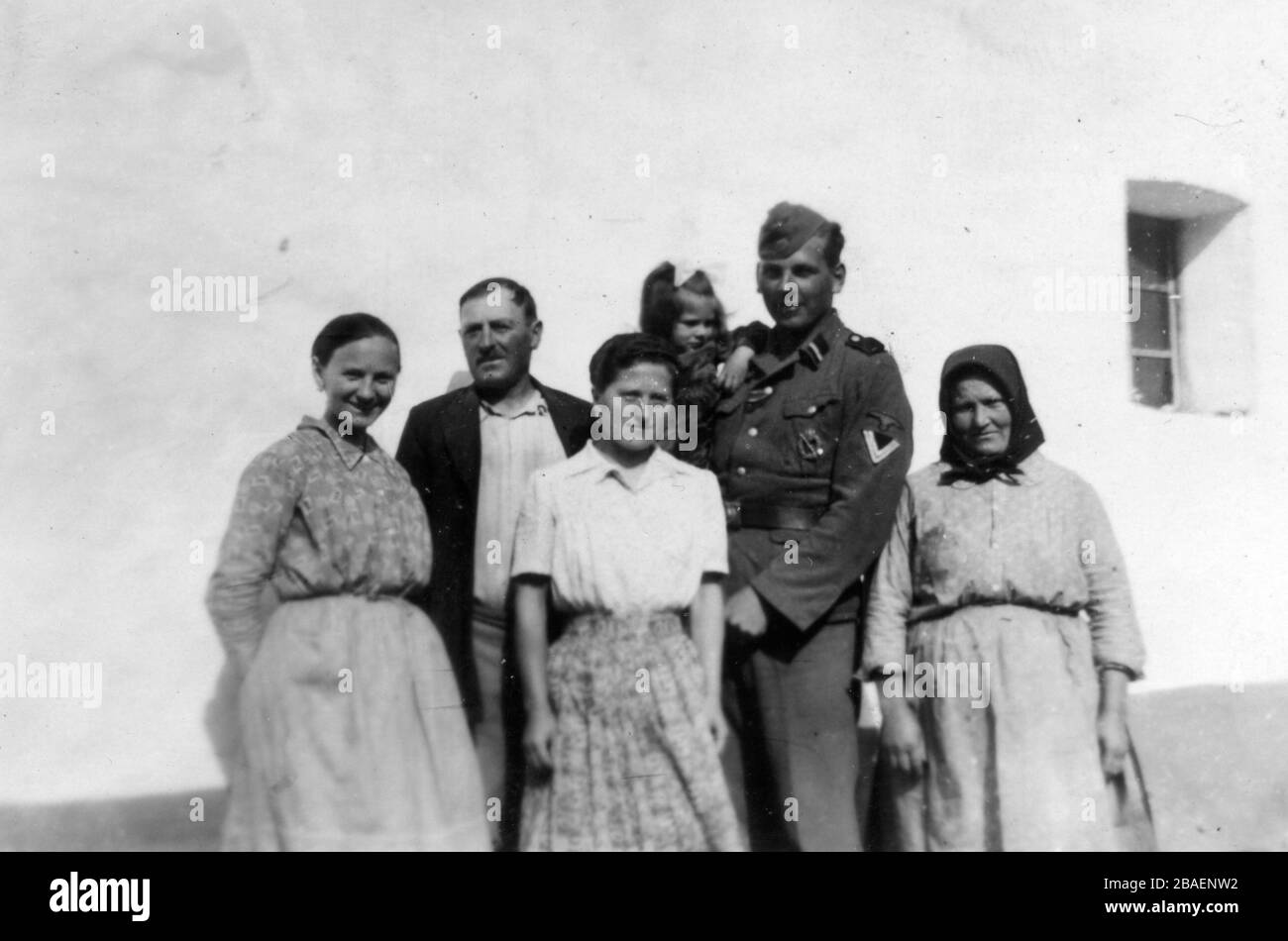 Historisches Foto des zweiten Weltkriegs/zweiten Weltkriegs über den deutschen SS-Soldaten mit seiner Familie vor seiner Abreise in die UdSSR - 1942 Stockfoto