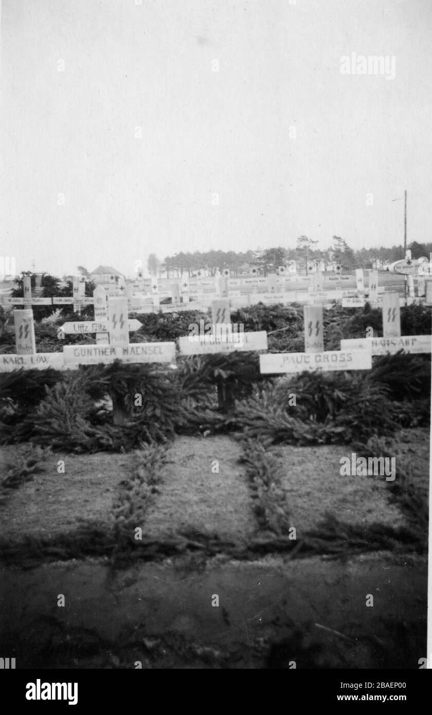 Historisches Foto des zweiten Weltkriegs/zweiten Weltkriegs über die deutsche Invasion - Waffen-SS-Soldaten in der UdSSR - 1943 Nevel deutscher Kriegsfriedhof Stockfoto