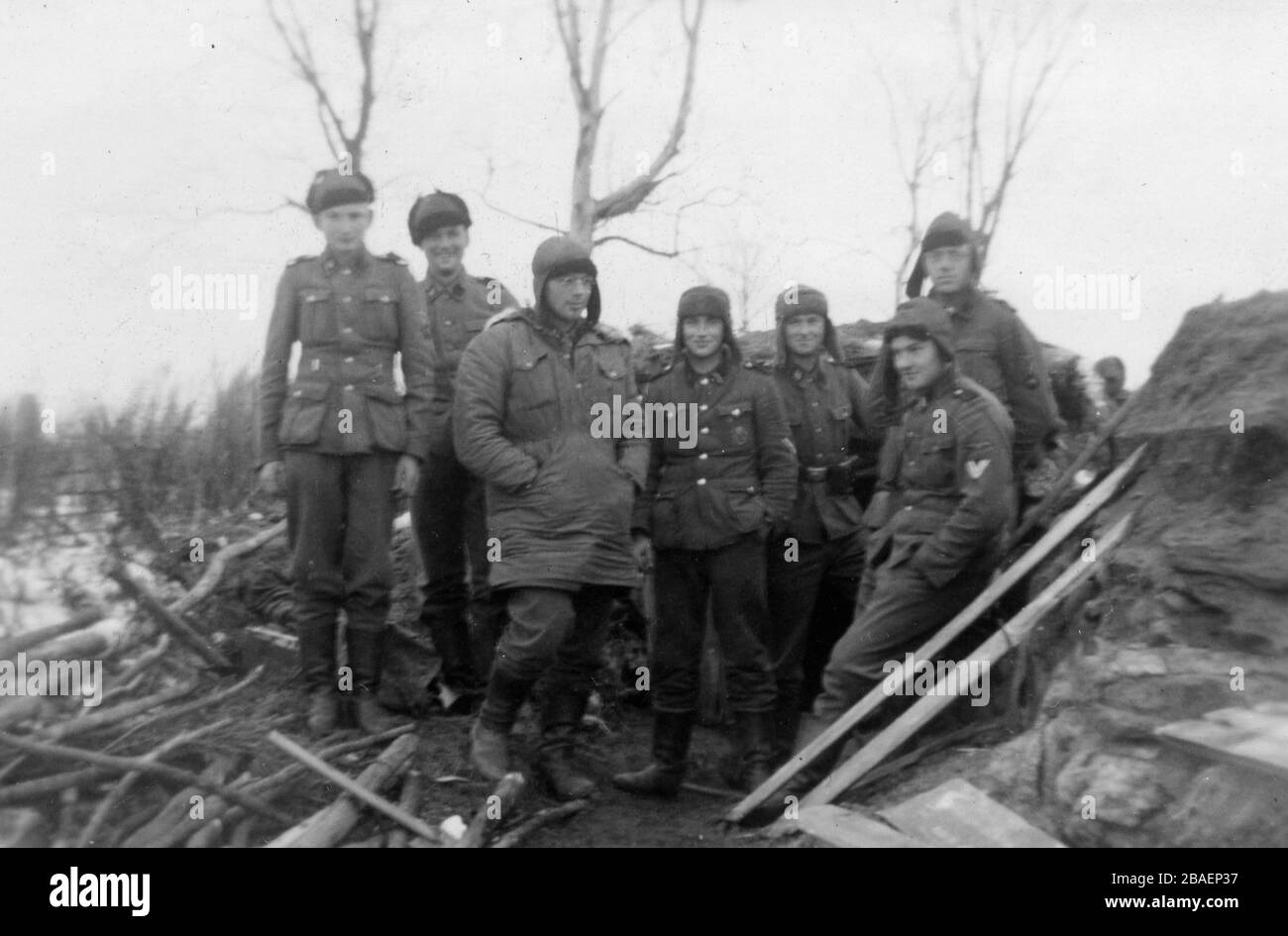Historisches Foto des zweiten Weltkriegs/zweiten Weltkriegs über die deutsche Invasion - Waffen-SS-Trojer in der UdSSR (Weißrussland) - 1942 (Region Minsk), Bunker Stockfoto