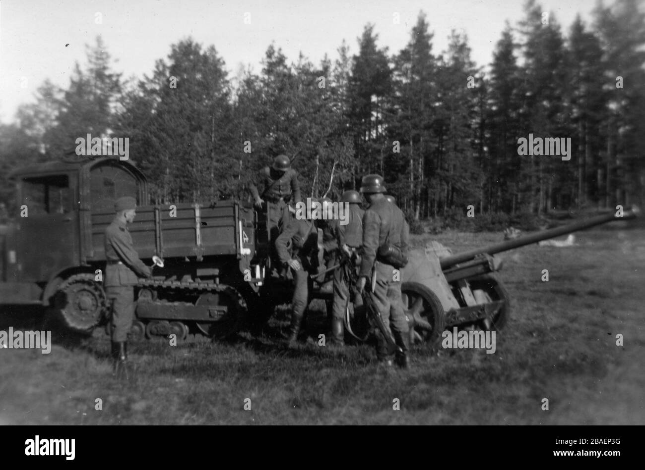Historisches Foto des zweiten Weltkriegs/zweiten Weltkriegs: deutsche Invasion - Waffen-SS-Soldaten in der UdSSR (Weißrussland) - 1942 (Region Minsk). Artillerie Stockfoto