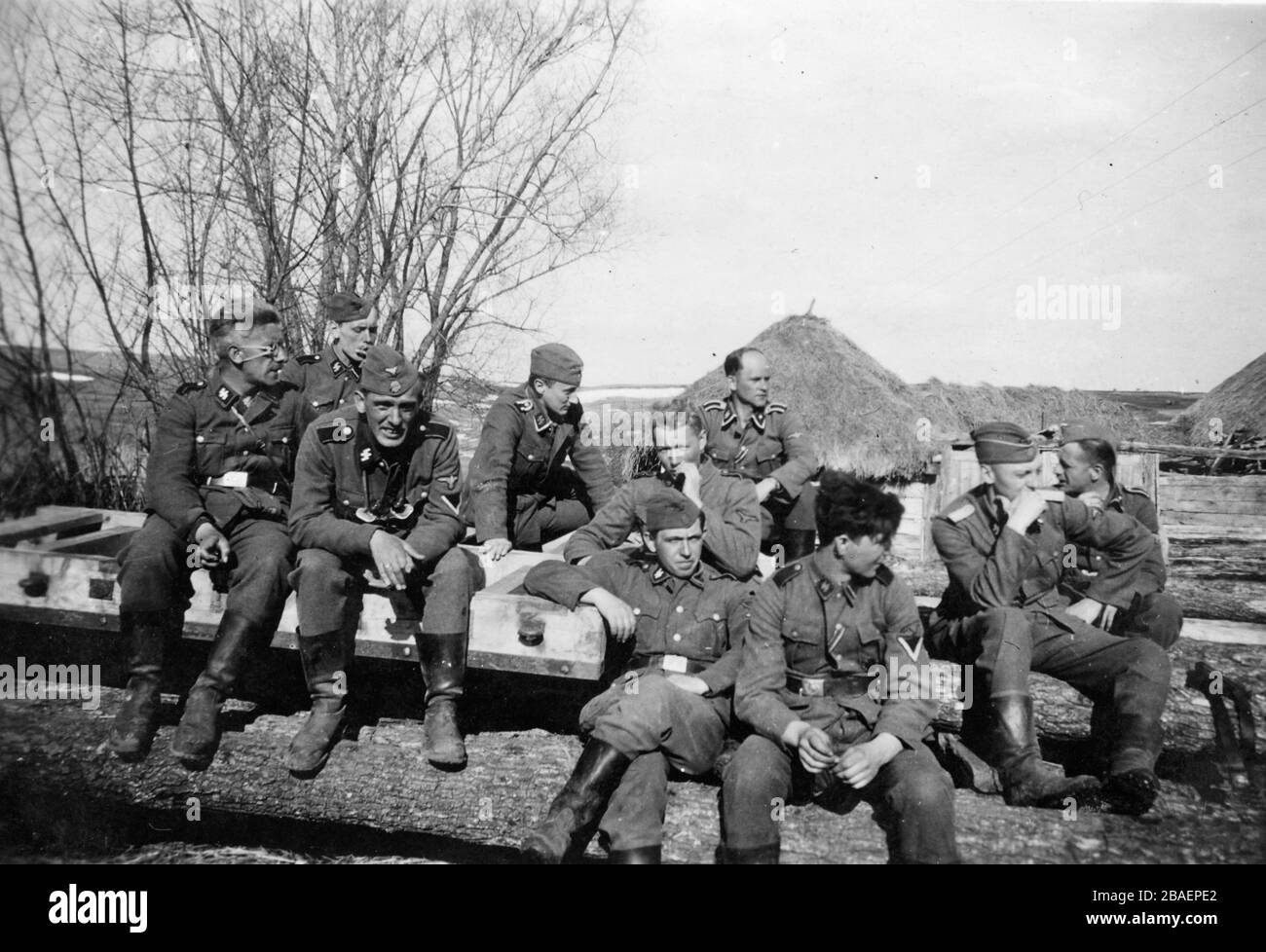 Historisches Foto des zweiten Weltkriegs/zweiten Weltkriegs über die deutsche Invasion - Trooper der Waffen-SS in der UdSSR (Ukraina) - Dorf Morosowo von 1942 Stockfoto