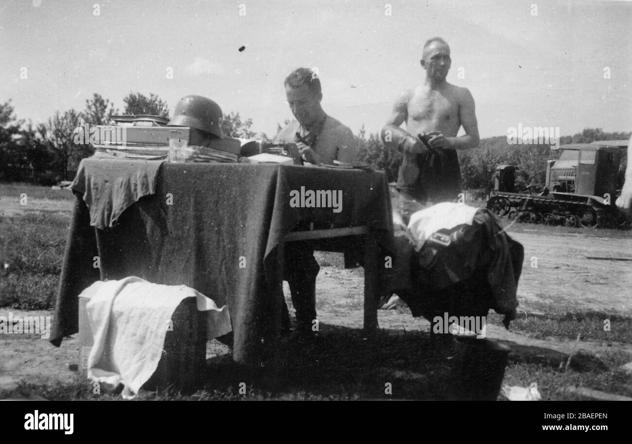 Historisches Foto des zweiten Weltkriegs/zweiten Weltkriegs über deutsche Invasion - Waffen-SS-Trojer in der UdSSR - Ukraine 1941 (Kiewer Region) Stockfoto