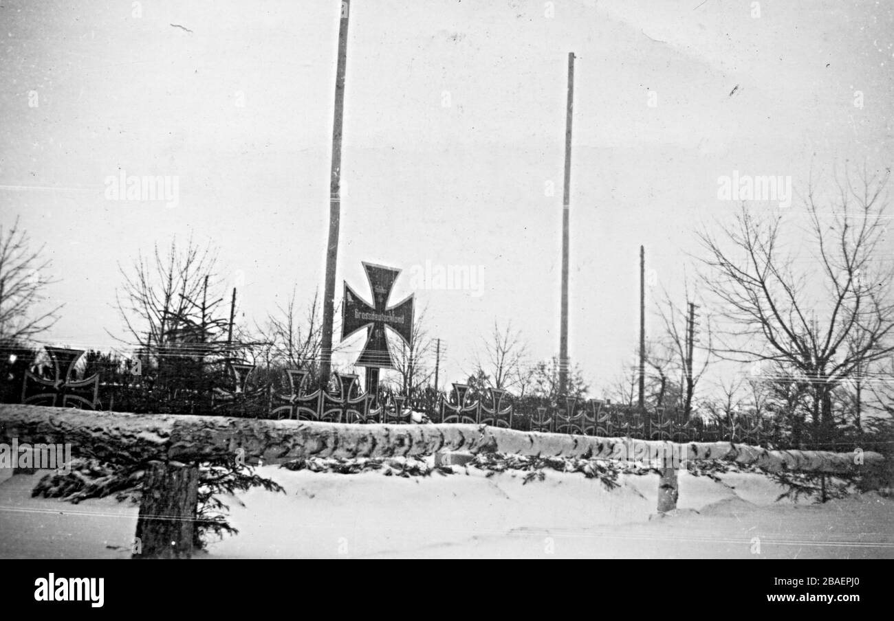 Historisches Foto des zweiten Weltkriegs/zweiten Weltkriegs über die deutsche Invasion - Truppenführer der Waffen-SS in der UdSSR - Kriegsfriedhof von 1942 (Region Minsk) Stockfoto