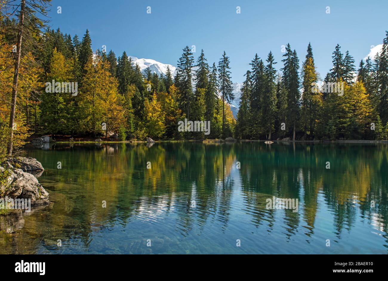 Lac Vert in der französischen Gemeinde Passy in der Region Haute Savoie. Ein schöner und etwas abgelegener See mit einem Fußweg, der Sie gleich rund führt. Stockfoto