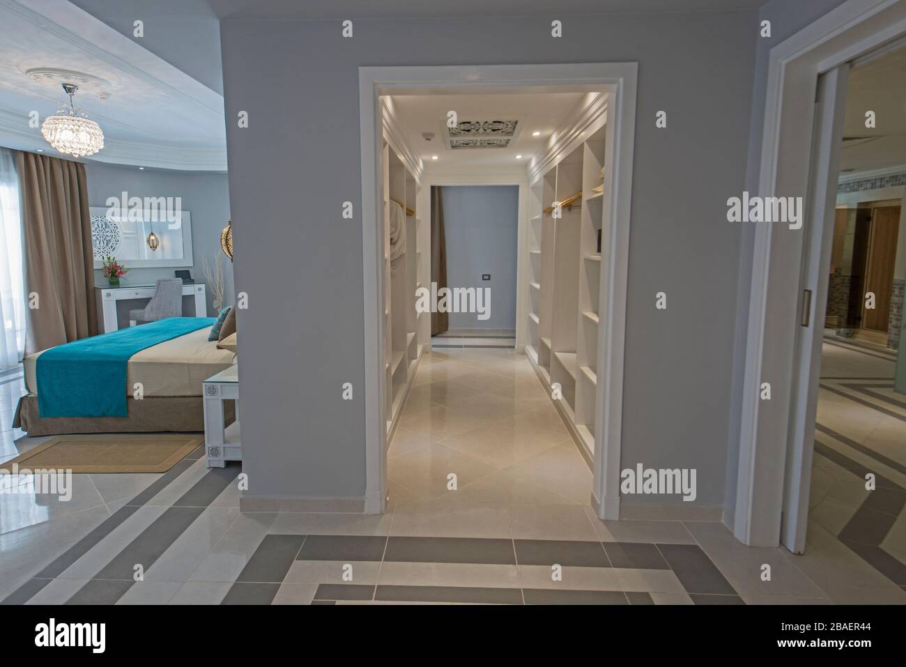 Innenbereich der Luxus-Suite mit großem begehbarem kleiderschrank und Badezimmer Stockfoto