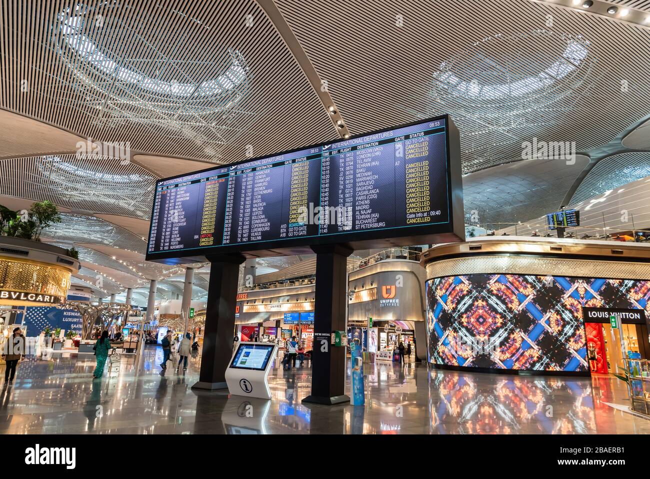 Istanbul, Türkei - 21. März 2020. Fast leeres Abflugterminal des Flughafens Istanbul, mit Bildschirm, auf dem die meisten stornierten Flüge nach dem Th angezeigt werden Stockfoto