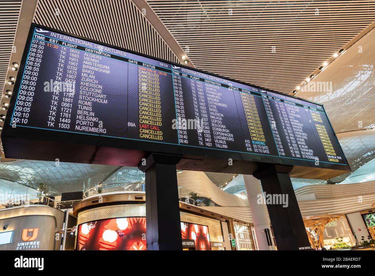 Istanbul, Türkei - 21. März 2020. Bildschirm am Abflugterminal zeigt, dass fast alle internationalen Abflüge vom Flughafen Istanbul storniert werden Stockfoto