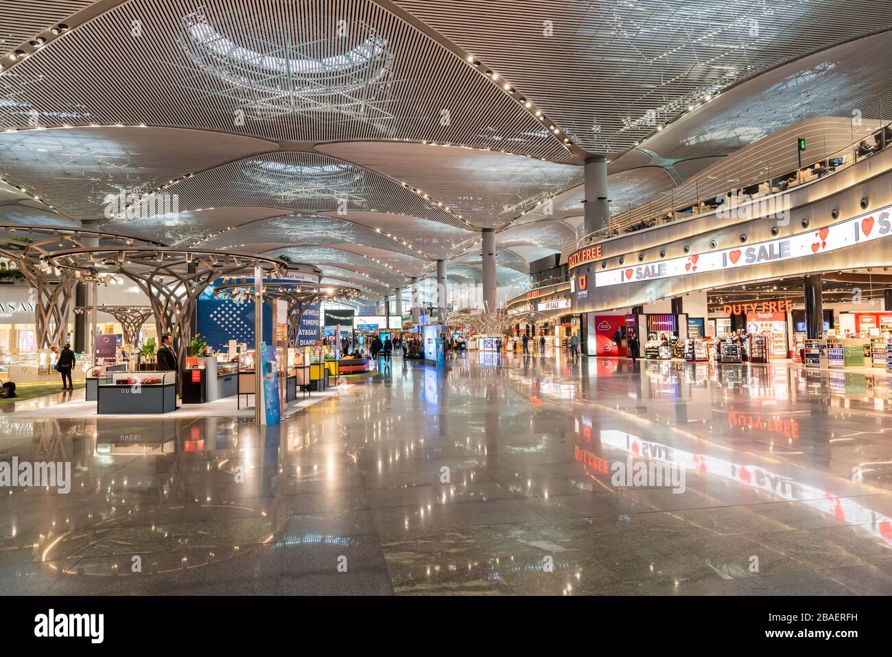 Istanbul, Türkei - 21. März 2020. Desertierte Abflugterminals und Duty Free Shops nach dem Ausbruch des Coronavirus am Flughafen Istanbul. Stockfoto