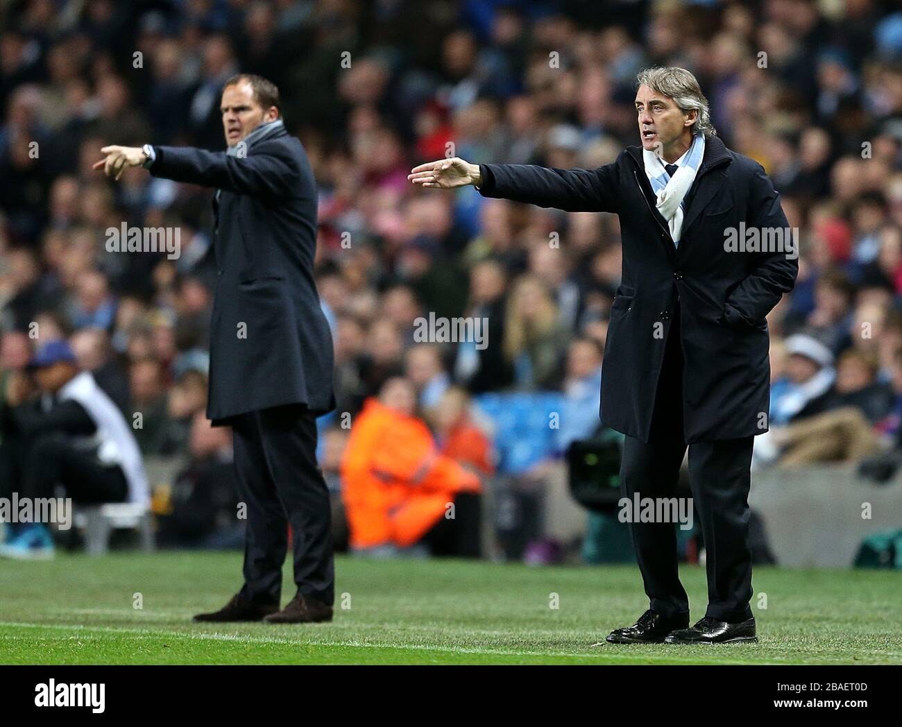 Manchester-City-Manager Roberto Mancini (rechts) und Ajax-Manager Frank de Boer auf der Touchline Stockfoto