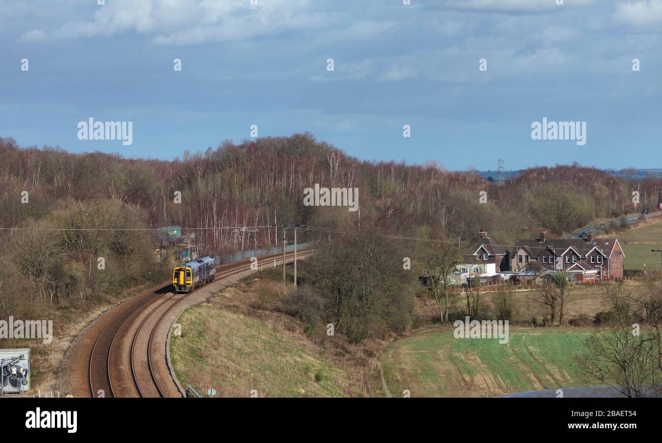 Die Sprinterbahn der nördlichen Bahnklasse 128 fährt 158787 an Harley vorbei, südlich von Elsecar (South Yorkshire) auf einer Kehrkurve in der Eisenbahn Stockfoto