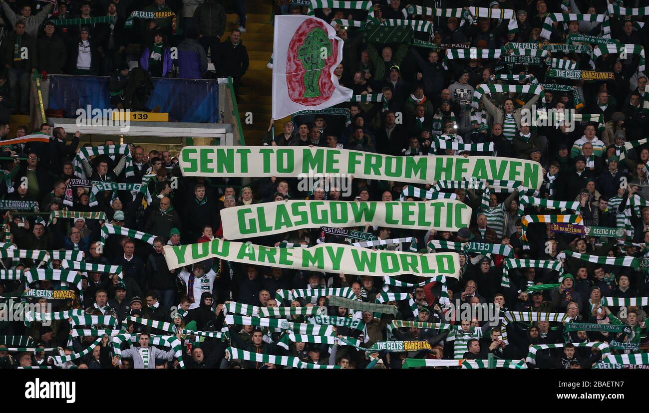 Celtic-Fans halten ein Banner in der Menge Stockfoto