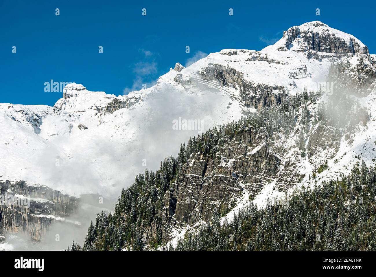 Chaine des FIZ in der Region Haute Savoie der französischen Alpen im Winter, mit blauem Himmel und Schnee in der Tiefwolke. Eine echte Winterlandschaft! Stockfoto