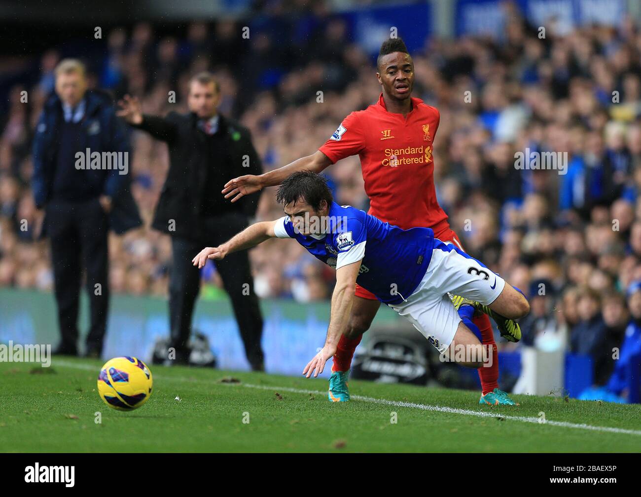 Liverpools Raheem Sterling fouls Evertons Leighton Baines Stockfoto