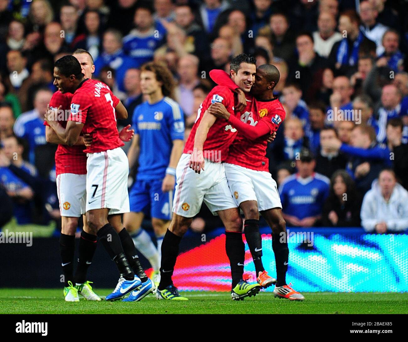 Robin van Persie (Center) von Manchester United feiert mit Teamkollege Ashley Young (rechts) das zweite Tor seiner Seite. Stockfoto
