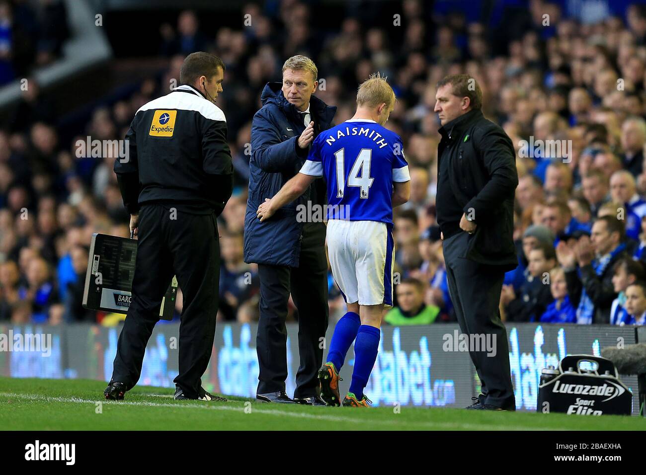 Evertons Steven Naismith (14) wird vom Everton-Manager David Moyes (zweite Linke) ersetzt, als der vierte offizielle Phil Dowd (Linke) und Liverpool-Manager Brendan Rodgers nachsehen Stockfoto