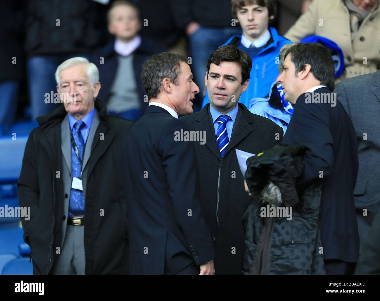 Abgeordneter für Leigh Andy Burnham (rechts 2) auf der Tribüne Stockfoto