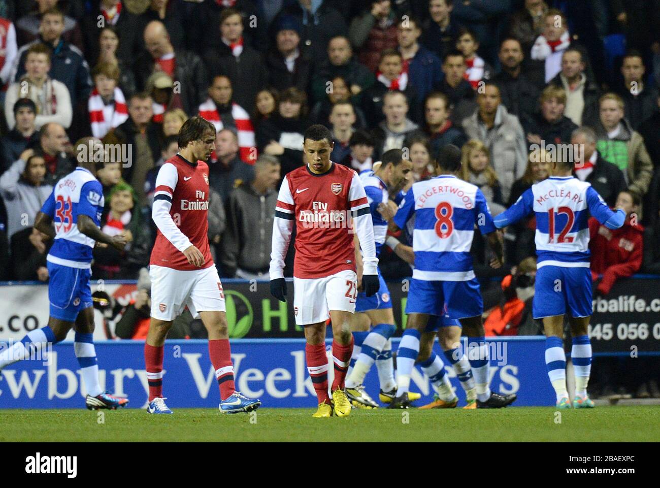 Arsenals Francis Coquelin (rechts) und Ignasi Miquel (links) sehen niedergeschlagen aus, als die Leseplayer ihr zweites Tor des Spiels feiern Stockfoto
