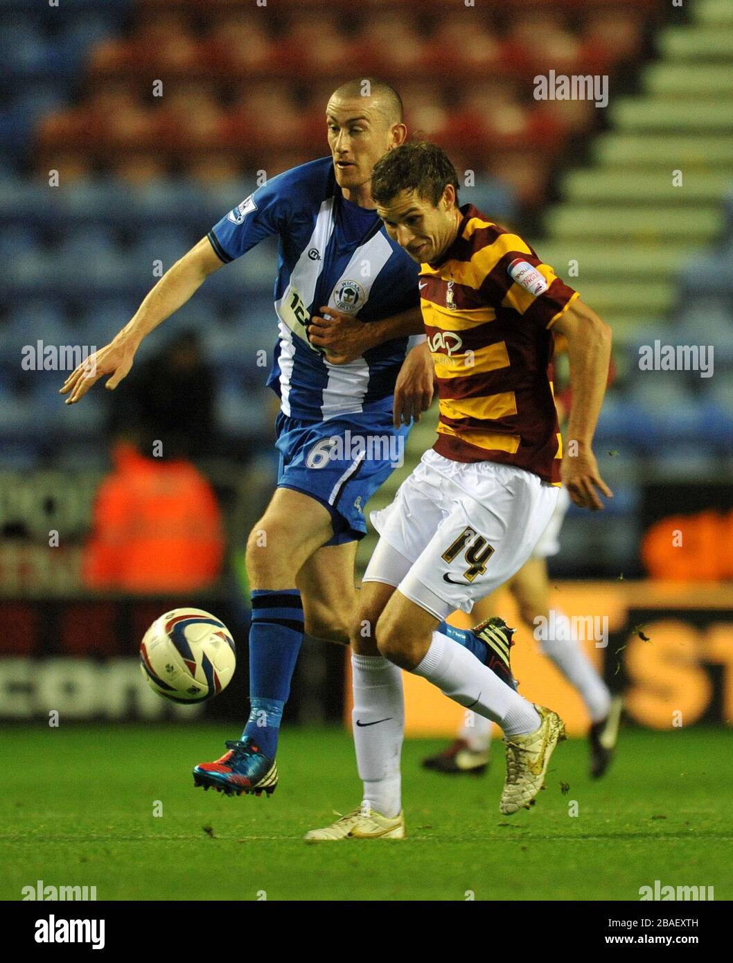 David Jones von Wigan Athletic wird von Bradfords Willen Atkinson (rechts) zurückgehalten Stockfoto
