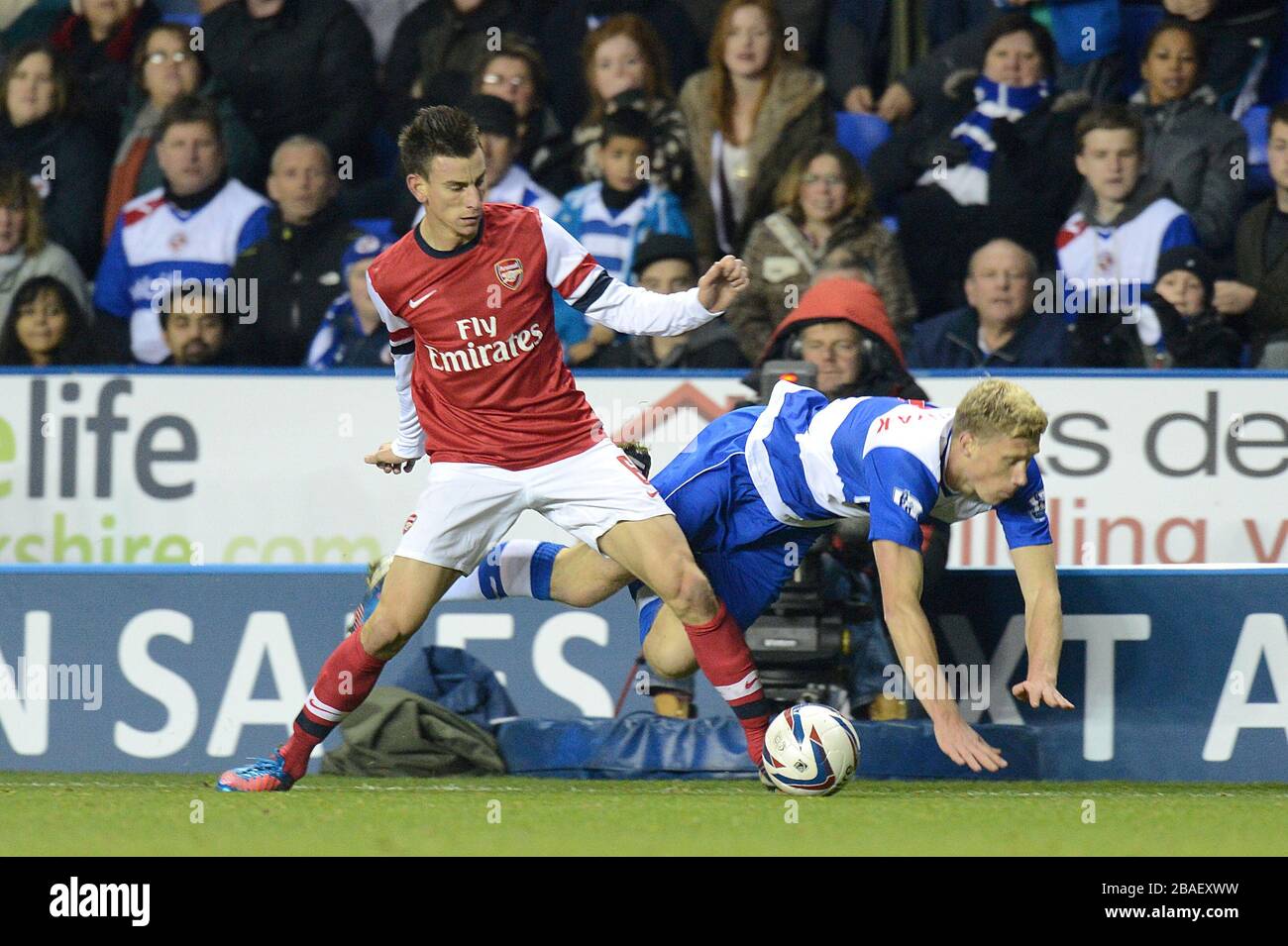 Arsenals Laurent Koscielny (links) und Readens Pavel Pogrebnyak (rechts) kämpfen um den Ball Stockfoto