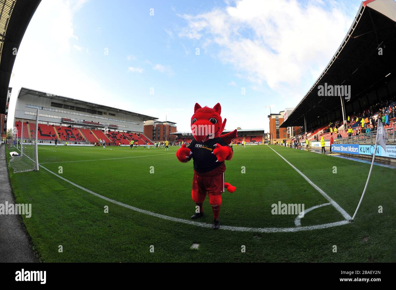 Leyton Orient-Maskottchen Theo the Wyvern Stockfoto