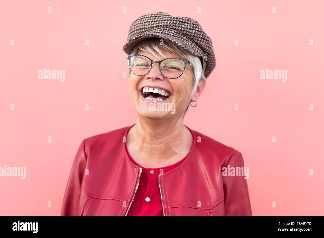 Fröhliche Seniorin mit Spaß im Freien - trendige, reife Person lacht und genießt im Ruhestand - Senioren Lifestyle und Muttertagskonzept Stockfoto