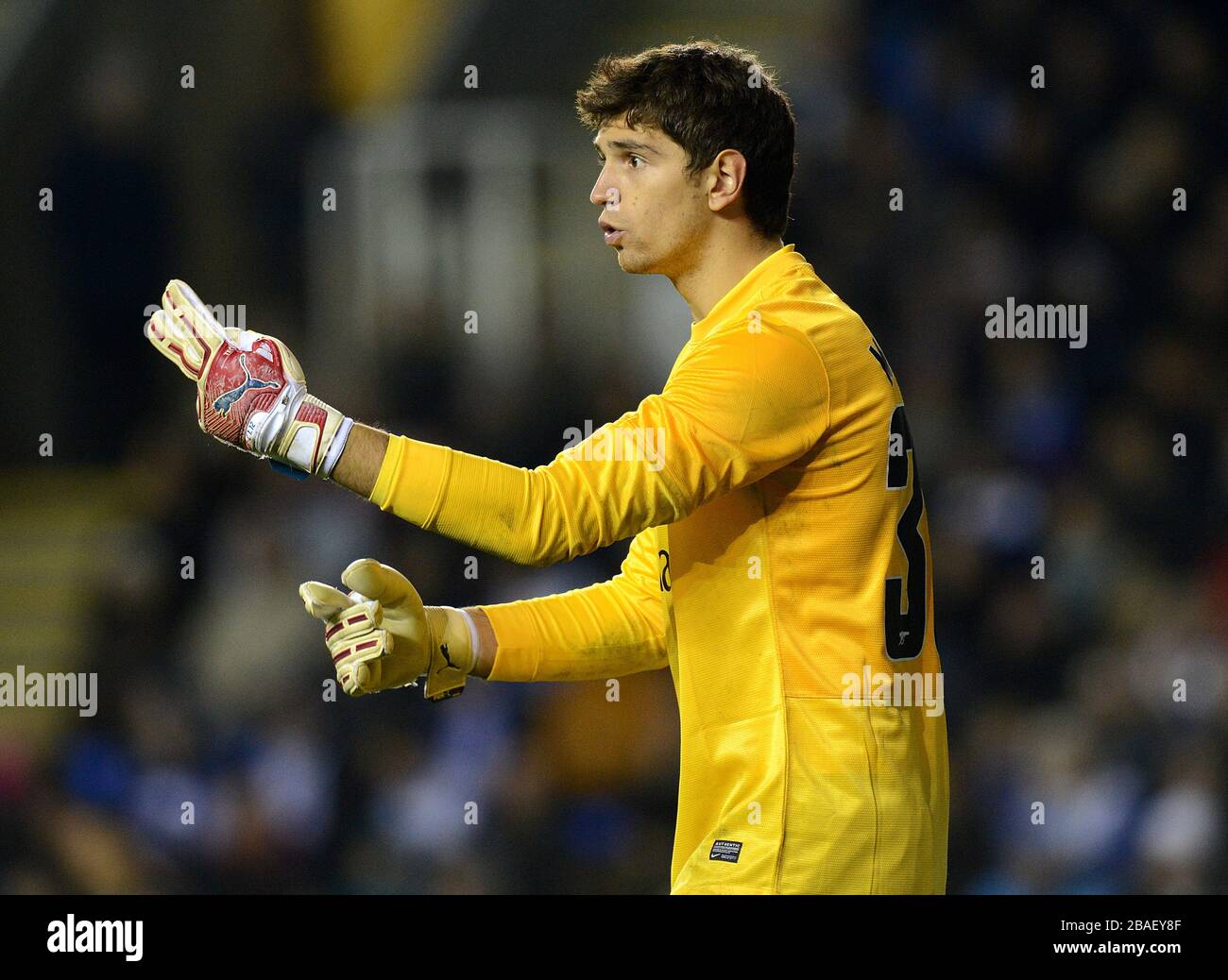 Arsenal-Torhüter Damian Martinez lenkt seine Rückenlinie Stockfoto