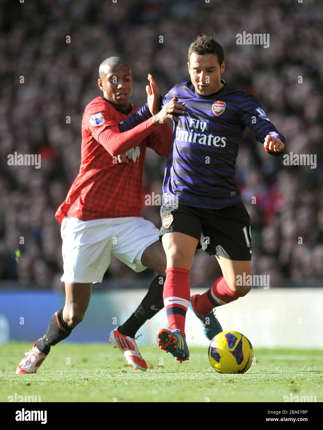 Ashley Young von Manchester United und Arsenals Anti-Cazorla-Kampf (rechts) um den Ball Stockfoto