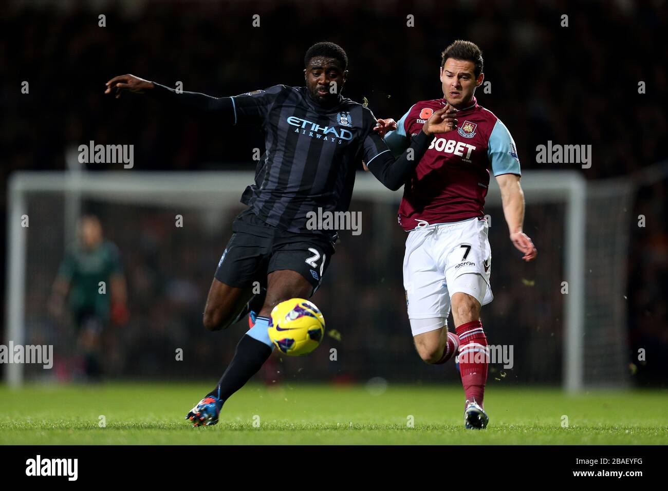Der Matte Jarvis (rechts) von West Ham United und der Kolo Toure von Manchester City kämpfen um den Ball Stockfoto