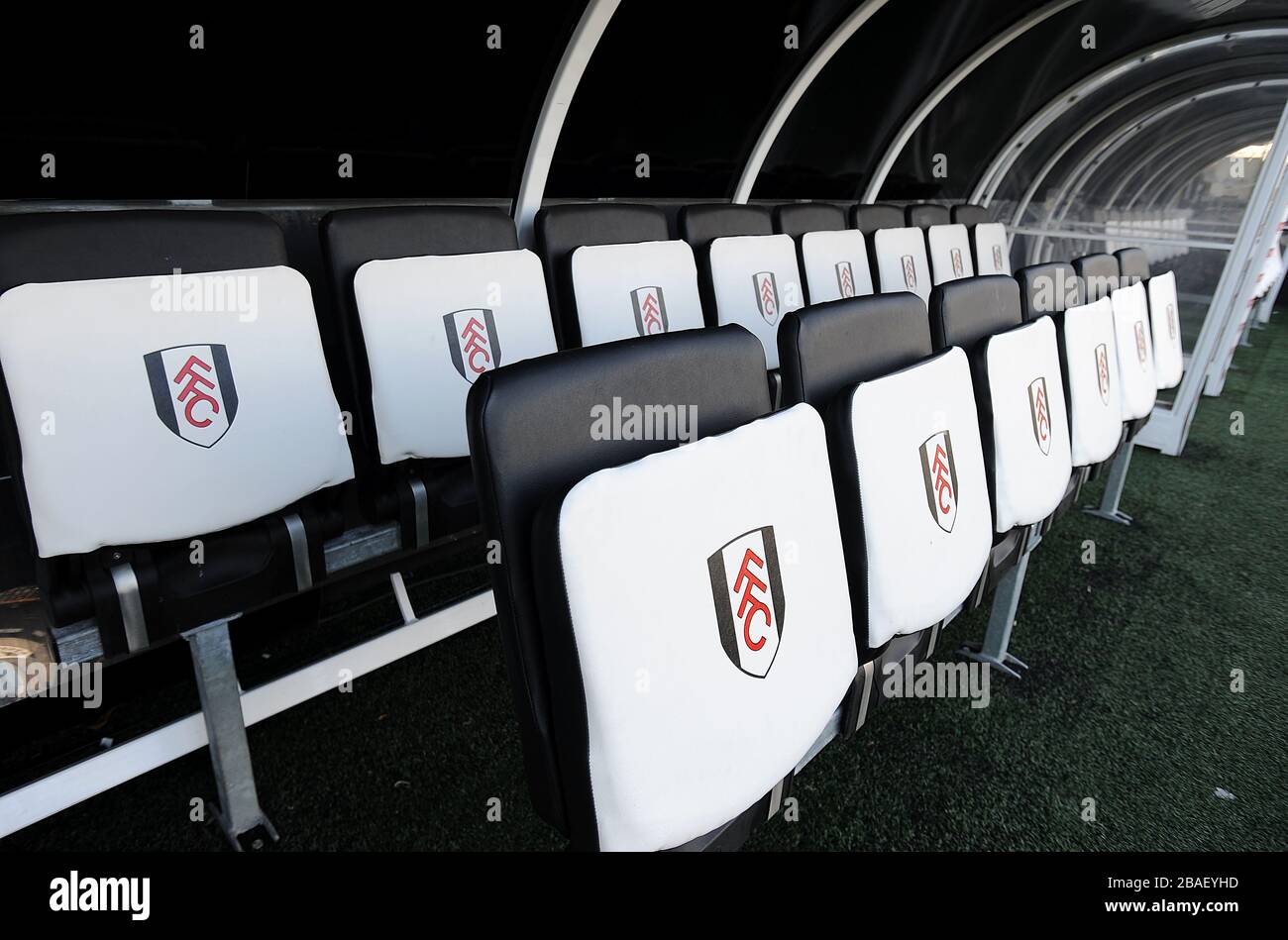 Allgemeiner Blick auf die Bänke im Craven Cottage Stockfoto