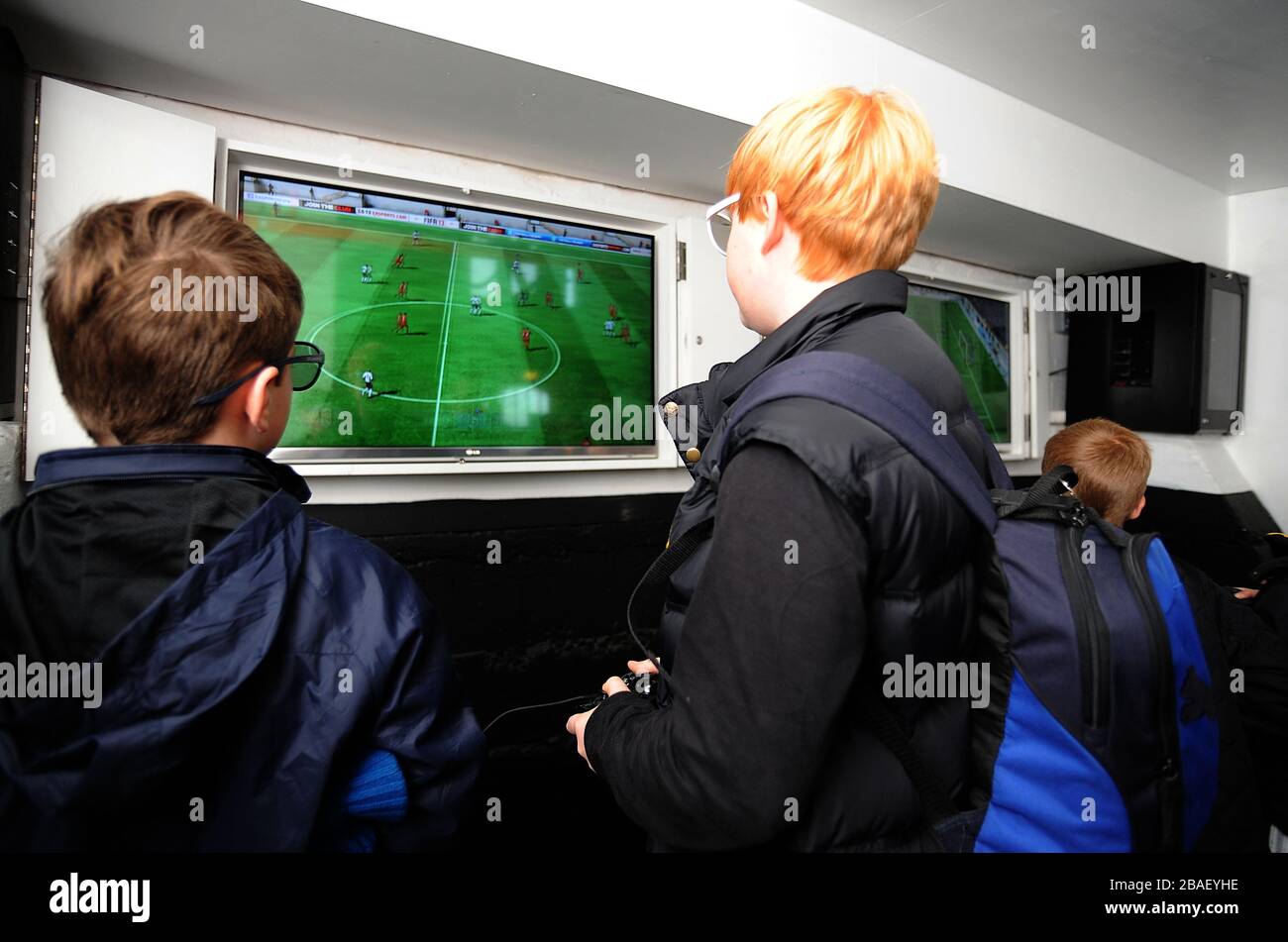 Kinder spielen vor dem Spiel Computerspiele im Craven Cottage Stockfoto