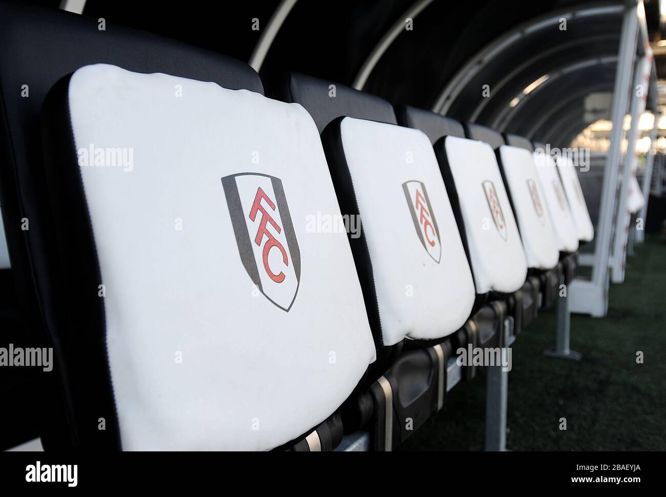 Allgemeiner Blick auf die Bänke im Craven Cottage Stockfoto