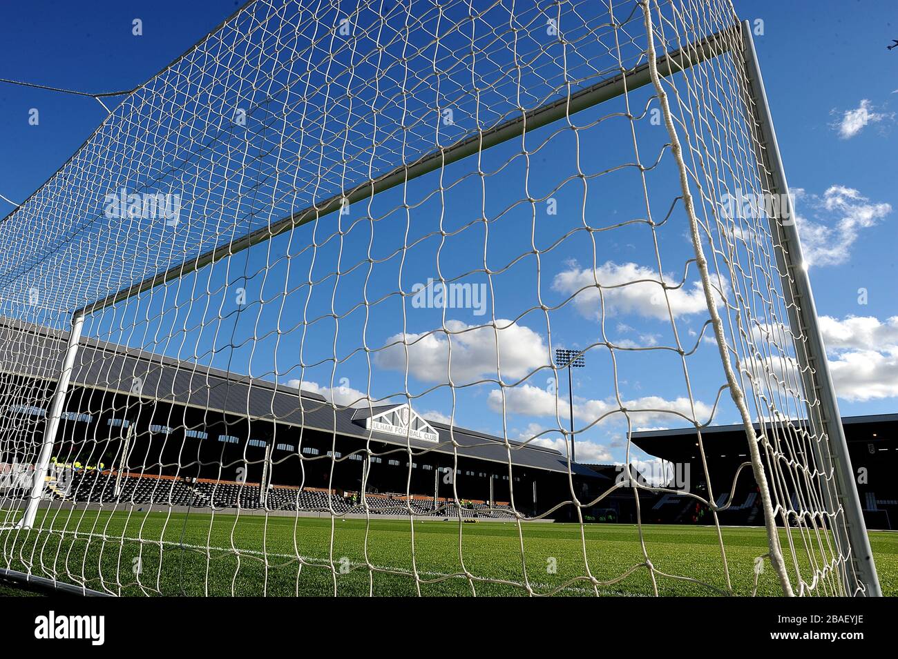 Allgemeiner Blick auf das Tor im Craven Cottage Stockfoto