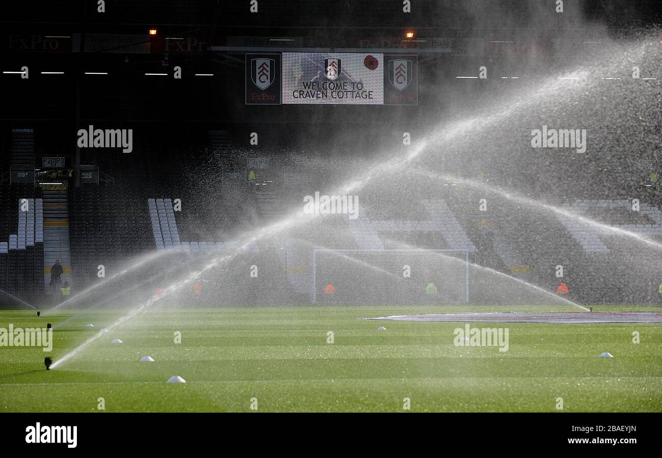 Allgemeiner Blick auf die Sprinkler, die das Spielfeld im Craven Cottage bewässern Stockfoto