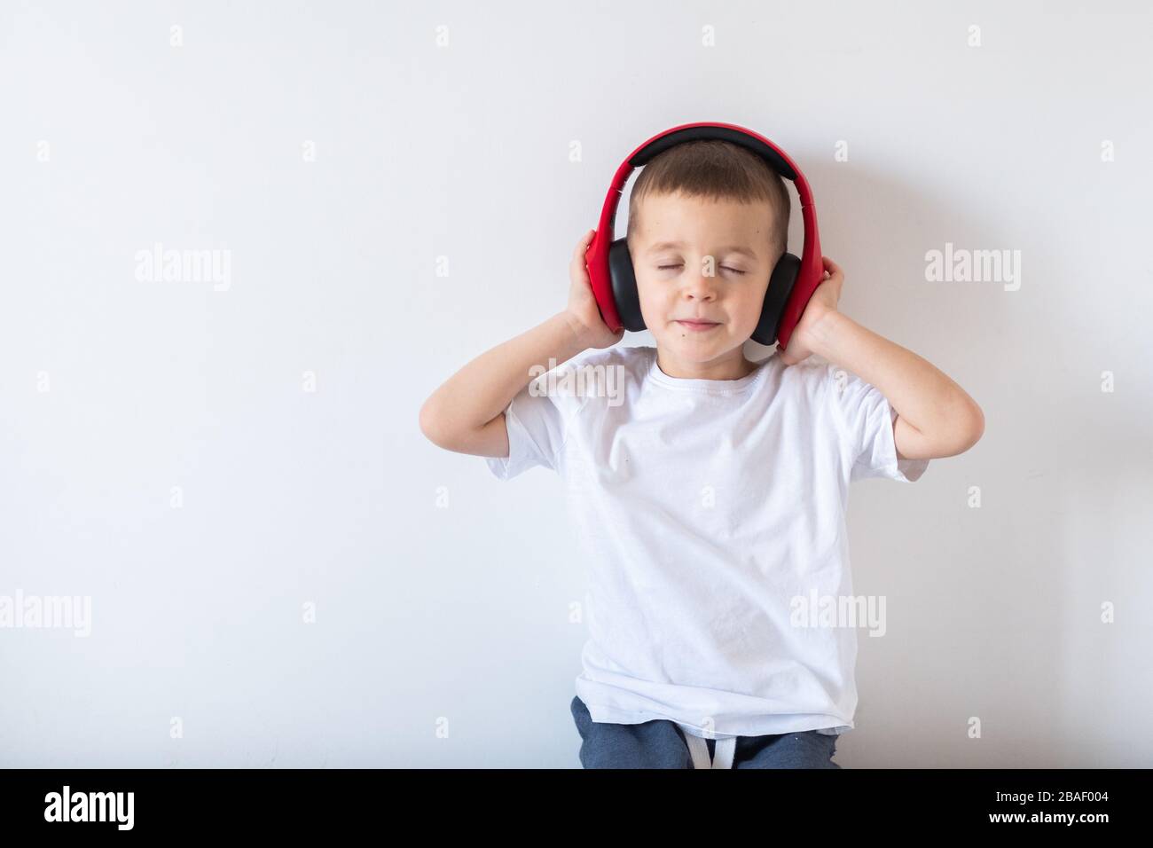 Junge Musik über Kopfhörer hören Stockfoto