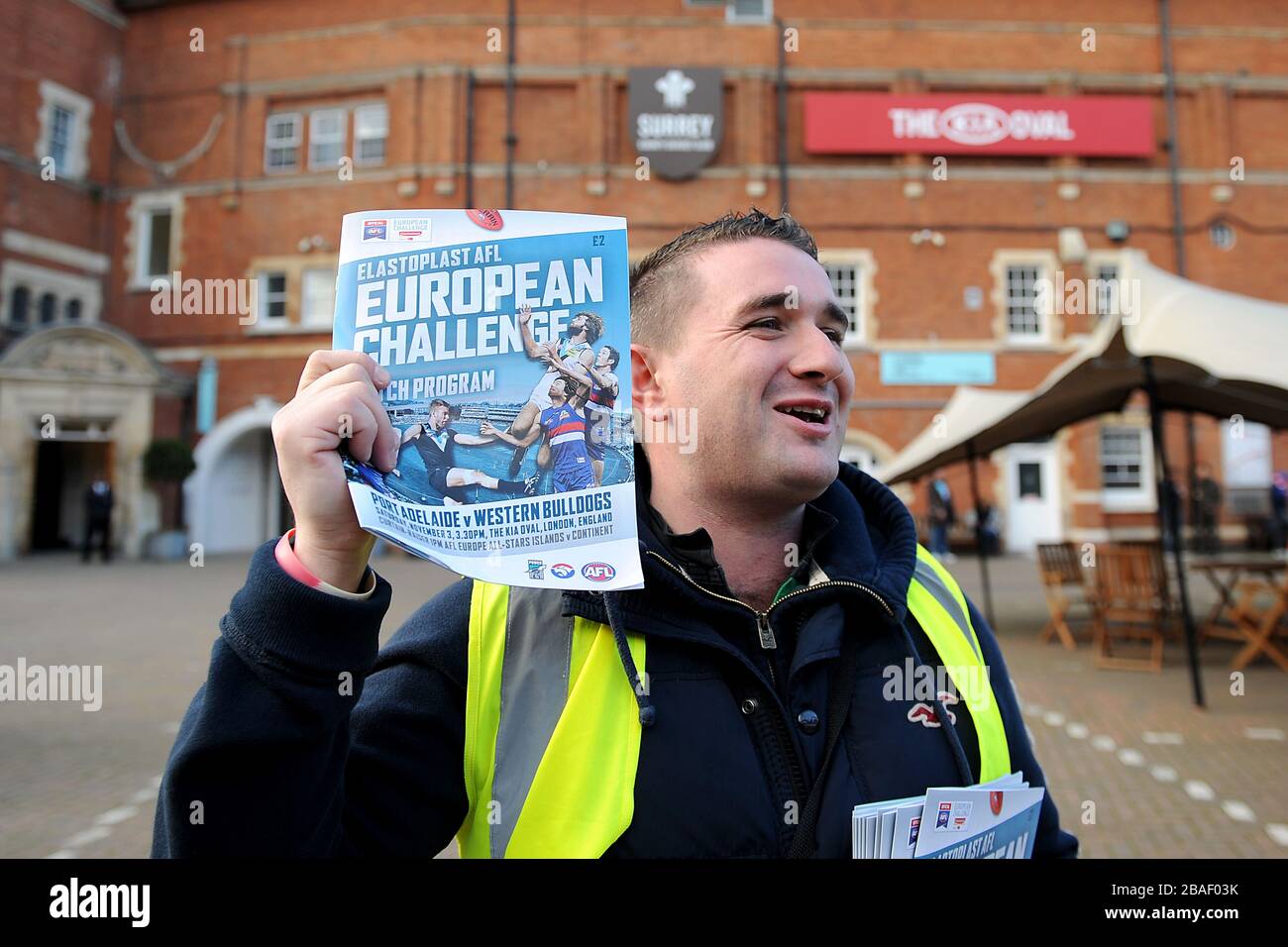 Ein Anbieter verkauft Matchday Programme Stockfoto Ein Anbieter verkauft Matchday Programme Stockfoto