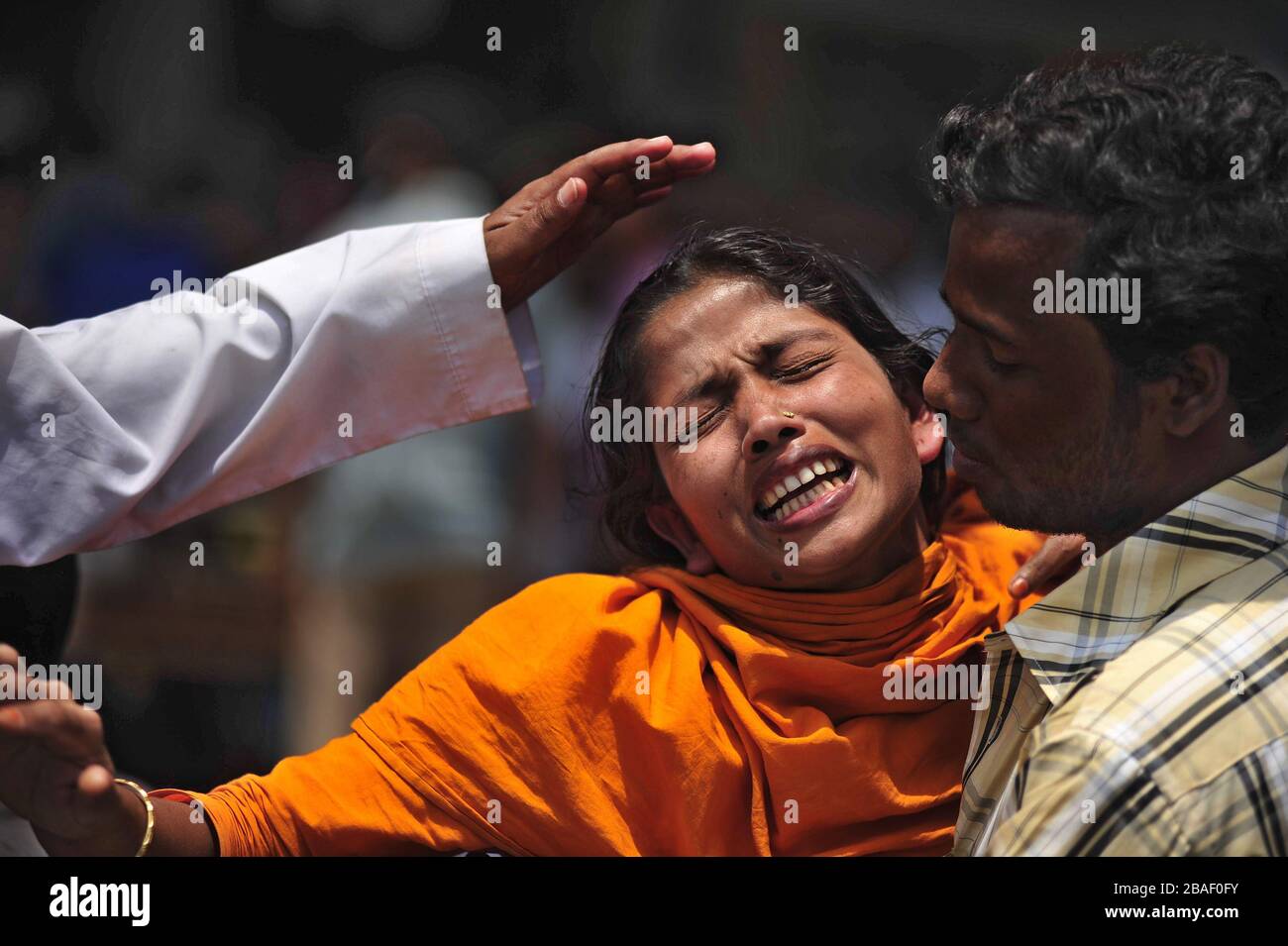 Angehörige von Opfern platzen in Tränen an der Unfallstelle von Rana Plaza, Savar, Dhaka, Bangladesch Stockfoto